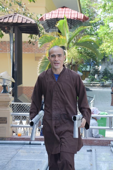 Công tác chuẩn bị đại lễ hoa đăng kỷ niệm đức Phật A-di-đà (Phần 2)