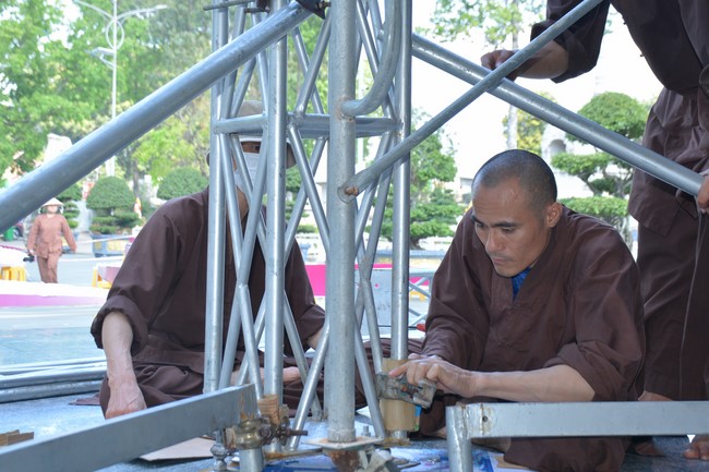 Công tác chuẩn bị đại lễ hoa đăng kỷ niệm đức Phật A-di-đà (Phần 2)