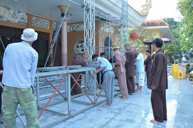 Công tác chuẩn bị đại lễ hoa đăng kỷ niệm đức Phật A-di-đà (Phần 2)