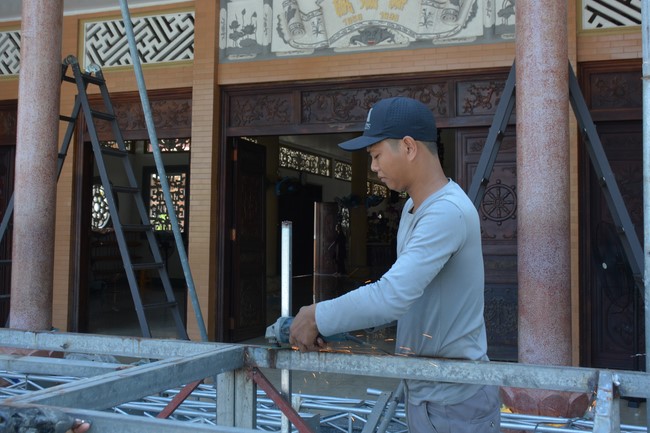 Công tác chuẩn bị đại lễ hoa đăng kỷ niệm đức Phật A-di-đà (Phần 2)