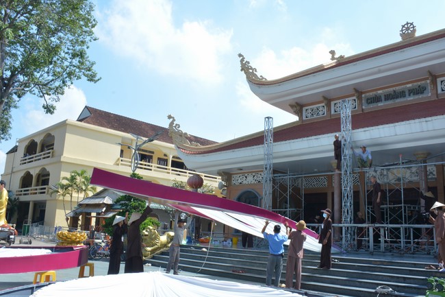 Công tác chuẩn bị đại lễ hoa đăng kỷ niệm đức Phật A-di-đà (Phần 2)