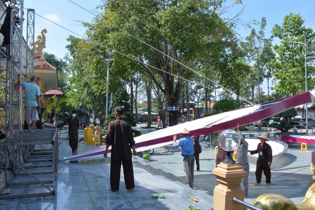 Công tác chuẩn bị đại lễ hoa đăng kỷ niệm đức Phật A-di-đà (Phần 2)