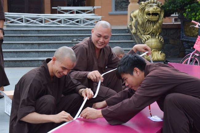 Công tác chuẩn bị đại lễ hoa đăng kỷ niệm đức Phật A-di-đà (Phần 2)