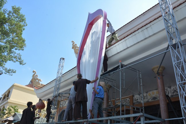 Công tác chuẩn bị đại lễ hoa đăng kỷ niệm đức Phật A-di-đà (Phần 2)