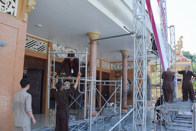 Công tác chuẩn bị đại lễ hoa đăng kỷ niệm đức Phật A-di-đà (Phần 2)