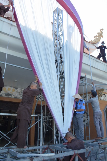 Công tác chuẩn bị đại lễ hoa đăng kỷ niệm đức Phật A-di-đà (Phần 2)