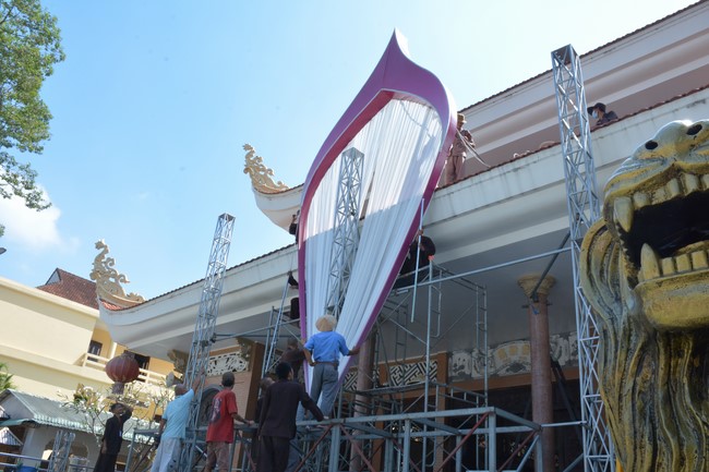 Công tác chuẩn bị đại lễ hoa đăng kỷ niệm đức Phật A-di-đà (Phần 2)