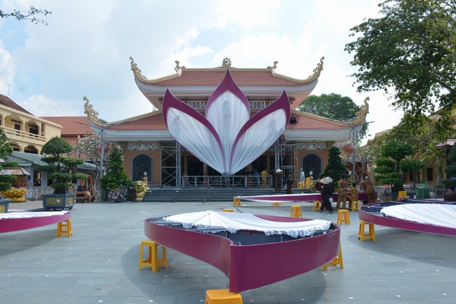 Công tác chuẩn bị đại lễ hoa đăng kỷ niệm đức Phật A-di-đà (Phần 2)