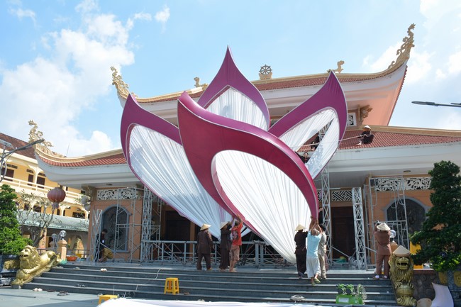 Công tác chuẩn bị đại lễ hoa đăng kỷ niệm đức Phật A-di-đà (Phần 2)