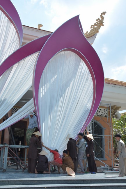 Công tác chuẩn bị đại lễ hoa đăng kỷ niệm đức Phật A-di-đà (Phần 2)