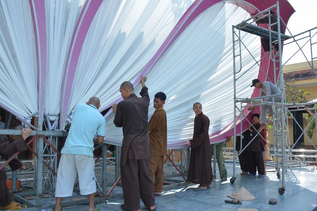 Công tác chuẩn bị đại lễ hoa đăng kỷ niệm đức Phật A-di-đà (Phần 2)