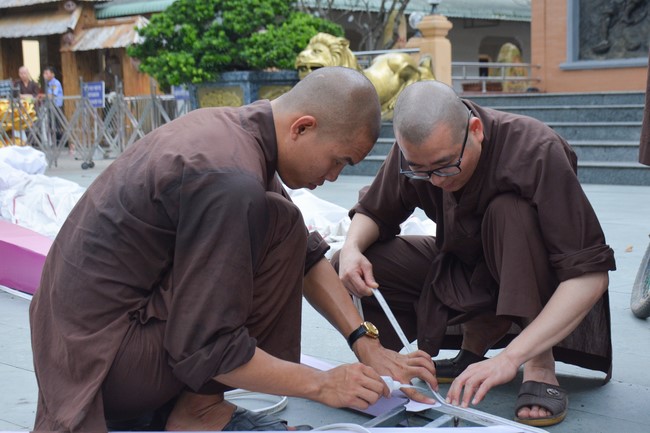 Công tác chuẩn bị đại lễ hoa đăng kỷ niệm đức Phật A-di-đà (Phần 2)