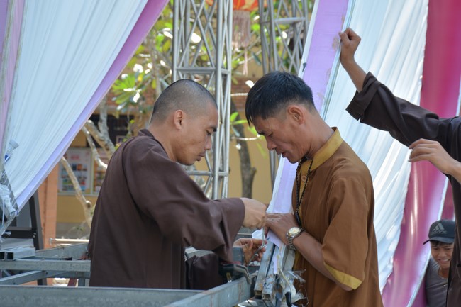 Công tác chuẩn bị đại lễ hoa đăng kỷ niệm đức Phật A-di-đà (Phần 2)