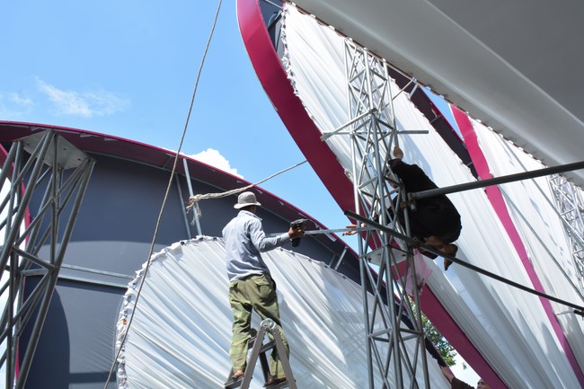 Công tác chuẩn bị đại lễ hoa đăng kỷ niệm đức Phật A-di-đà (Phần 2)