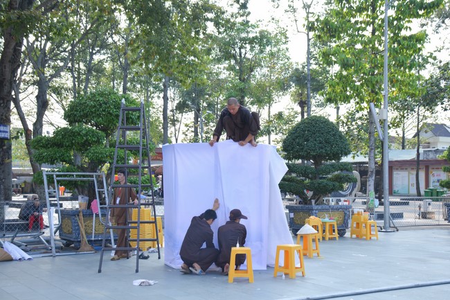 Công tác chuẩn bị đại lễ hoa đăng kỷ niệm đức Phật A-di-đà (Phần 2)