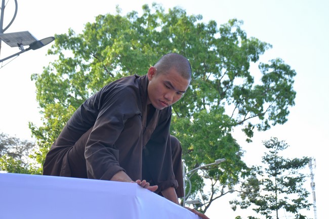 Công tác chuẩn bị đại lễ hoa đăng kỷ niệm đức Phật A-di-đà (Phần 2)