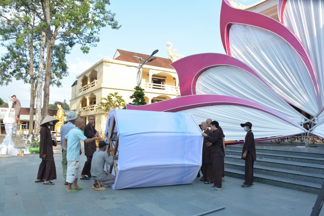 Công tác chuẩn bị đại lễ hoa đăng kỷ niệm đức Phật A-di-đà (Phần 2)