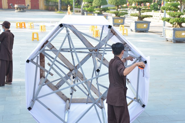 Công tác chuẩn bị đại lễ hoa đăng kỷ niệm đức Phật A-di-đà (Phần 2)