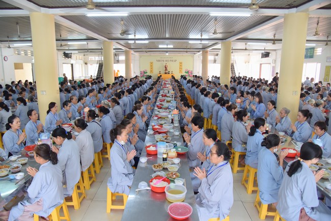 Dharma Talk Reciting the Buddha's names without receding in The 98th Seven-Day Retreat