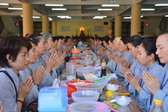 Dharma Talk Reciting the Buddha's names without receding in The 98th Seven-Day Retreat