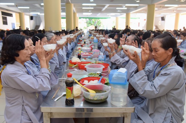 Dharma Talk Reciting the Buddha's names without receding in The 98th Seven-Day Retreat