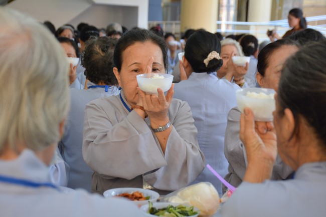 Dharma Talk Reciting the Buddha's names without receding in The 98th Seven-Day Retreat