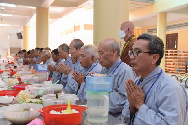 Dharma Talk Reciting the Buddha's names without receding in The 98th Seven-Day Retreat