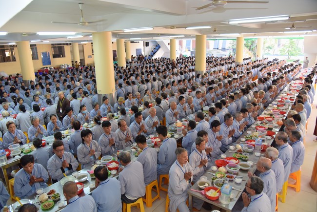 Dharma Talk Reciting the Buddha's names without receding in The 98th Seven-Day Retreat