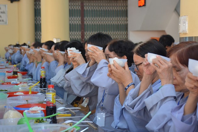 Dharma Talk Reciting the Buddha's names without receding in The 98th Seven-Day Retreat