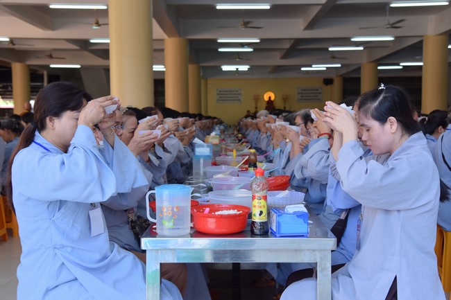 Dharma Talk Reciting the Buddha's names without receding in The 98th Seven-Day Retreat