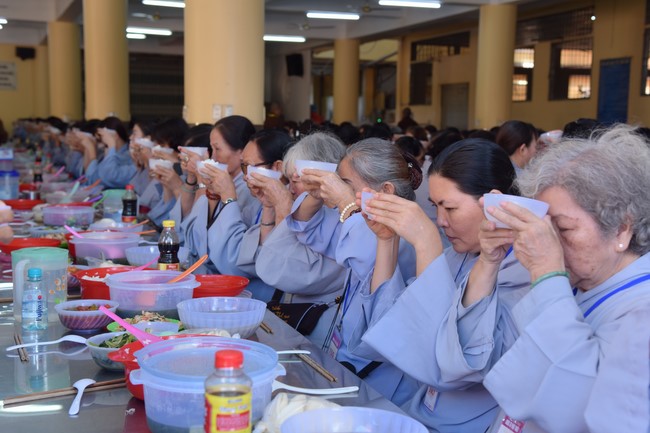 Dharma Talk Reciting the Buddha's names without receding in The 98th Seven-Day Retreat