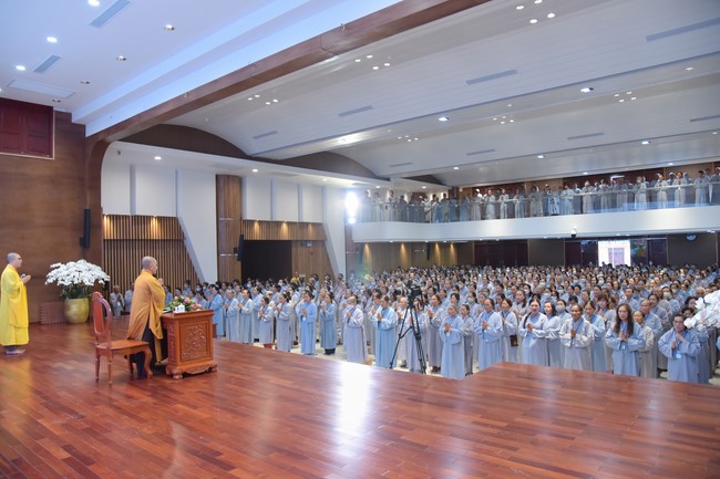 Dharma Talk Reciting the Buddha's names without receding in The 98th Seven-Day Retreat