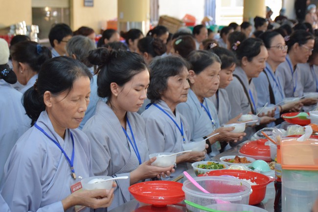 Dharma Talk Reciting the Buddha's names without receding in The 98th Seven-Day Retreat