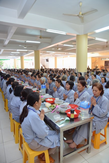 Dharma Talk Reciting the Buddha's names without receding in The 98th Seven-Day Retreat