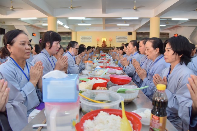 Dharma Talk Reciting the Buddha's names without receding in The 98th Seven-Day Retreat