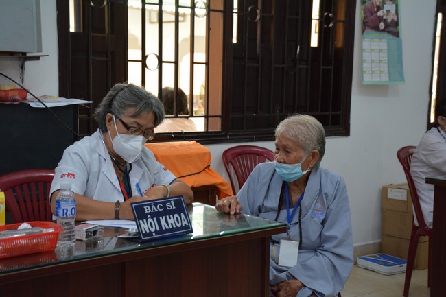 Dharma Talk Reciting the Buddha's names without receding in The 98th Seven-Day Retreat