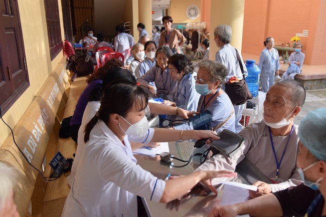 Dharma Talk Reciting the Buddha's names without receding in The 98th Seven-Day Retreat