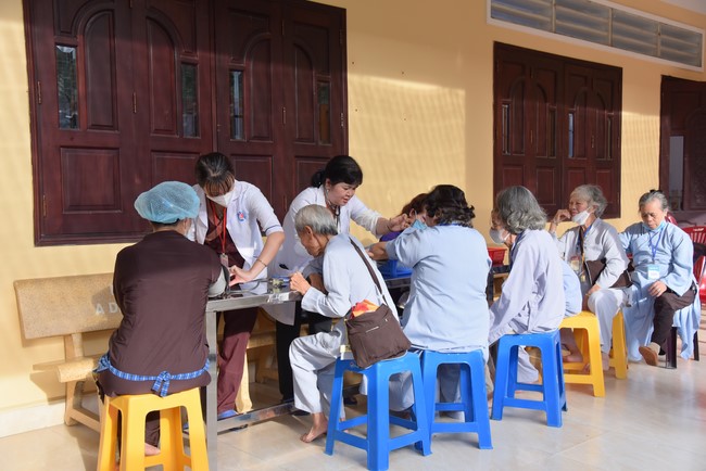 Dharma Talk Reciting the Buddha's names without receding in The 98th Seven-Day Retreat