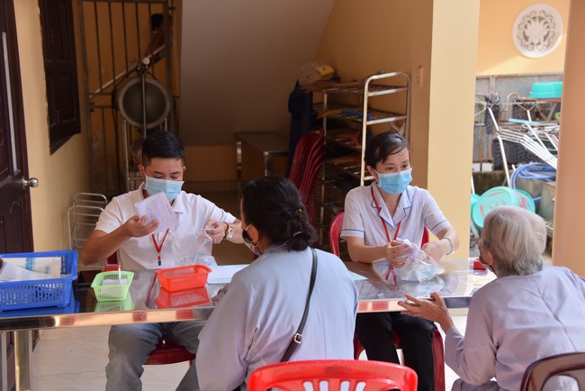 Dharma Talk Reciting the Buddha's names without receding in The 98th Seven-Day Retreat