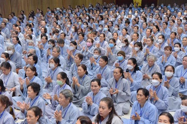 Dharma Talk Reciting the Buddha's names without receding in The 98th Seven-Day Retreat