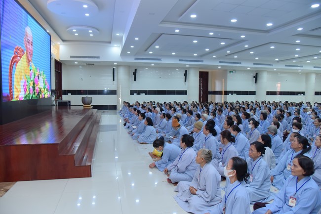 Dharma Talk Reciting the Buddha's names without receding in The 98th Seven-Day Retreat