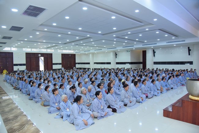 Dharma Talk Reciting the Buddha's names without receding in The 98th Seven-Day Retreat