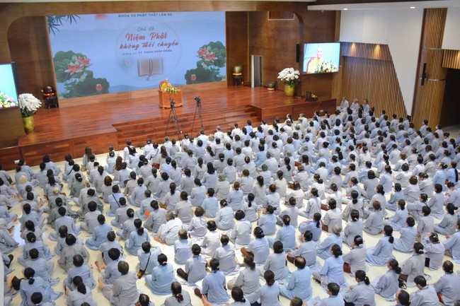 Dharma Talk Reciting the Buddha's names without receding in The 98th Seven-Day Retreat