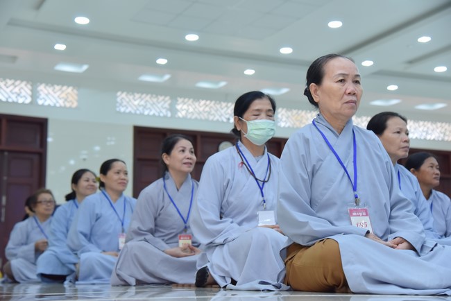 Dharma Talk Reciting the Buddha's names without receding in The 98th Seven-Day Retreat