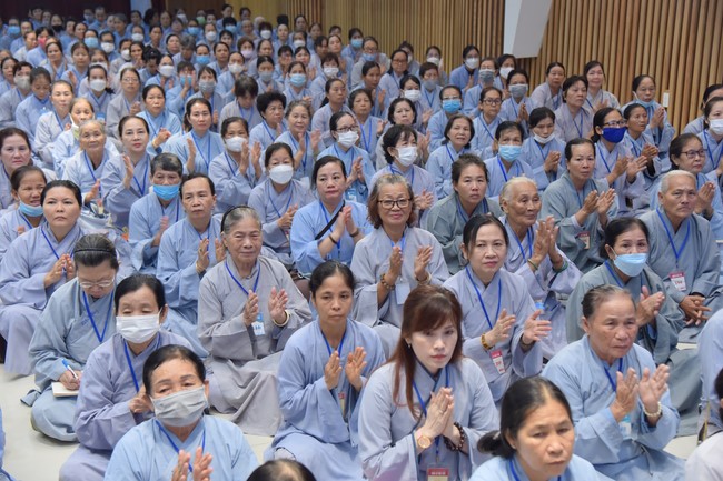 Dharma Talk Reciting the Buddha's names without receding in The 98th Seven-Day Retreat