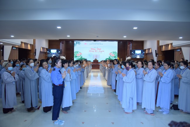 Dharma Talk Reciting the Buddha's names without receding in The 98th Seven-Day Retreat
