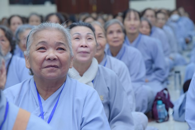 Dharma Talk Reciting the Buddha's names without receding in The 98th Seven-Day Retreat