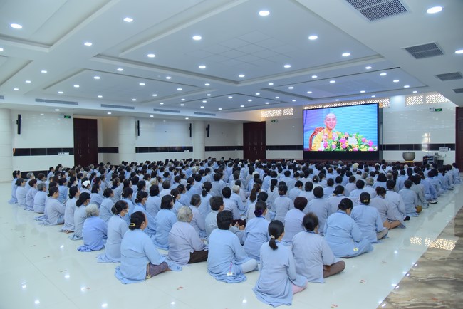 Dharma Talk Reciting the Buddha's names without receding in The 98th Seven-Day Retreat