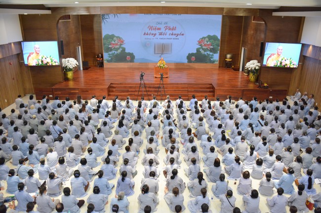 Dharma Talk Reciting the Buddha's names without receding in The 98th Seven-Day Retreat