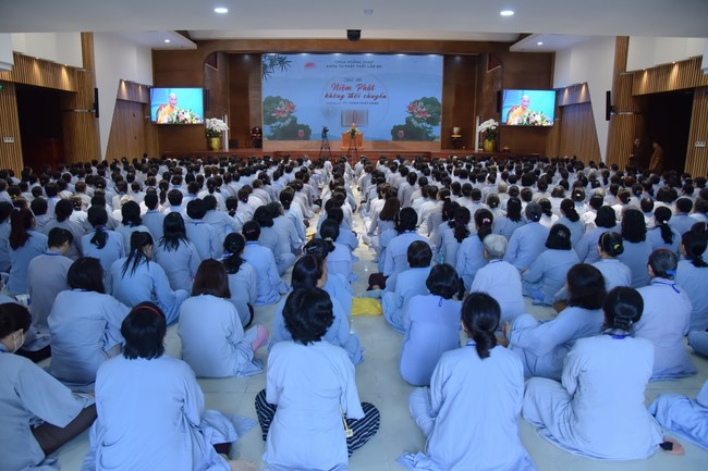 Dharma Talk Reciting the Buddha's names without receding in The 98th Seven-Day Retreat